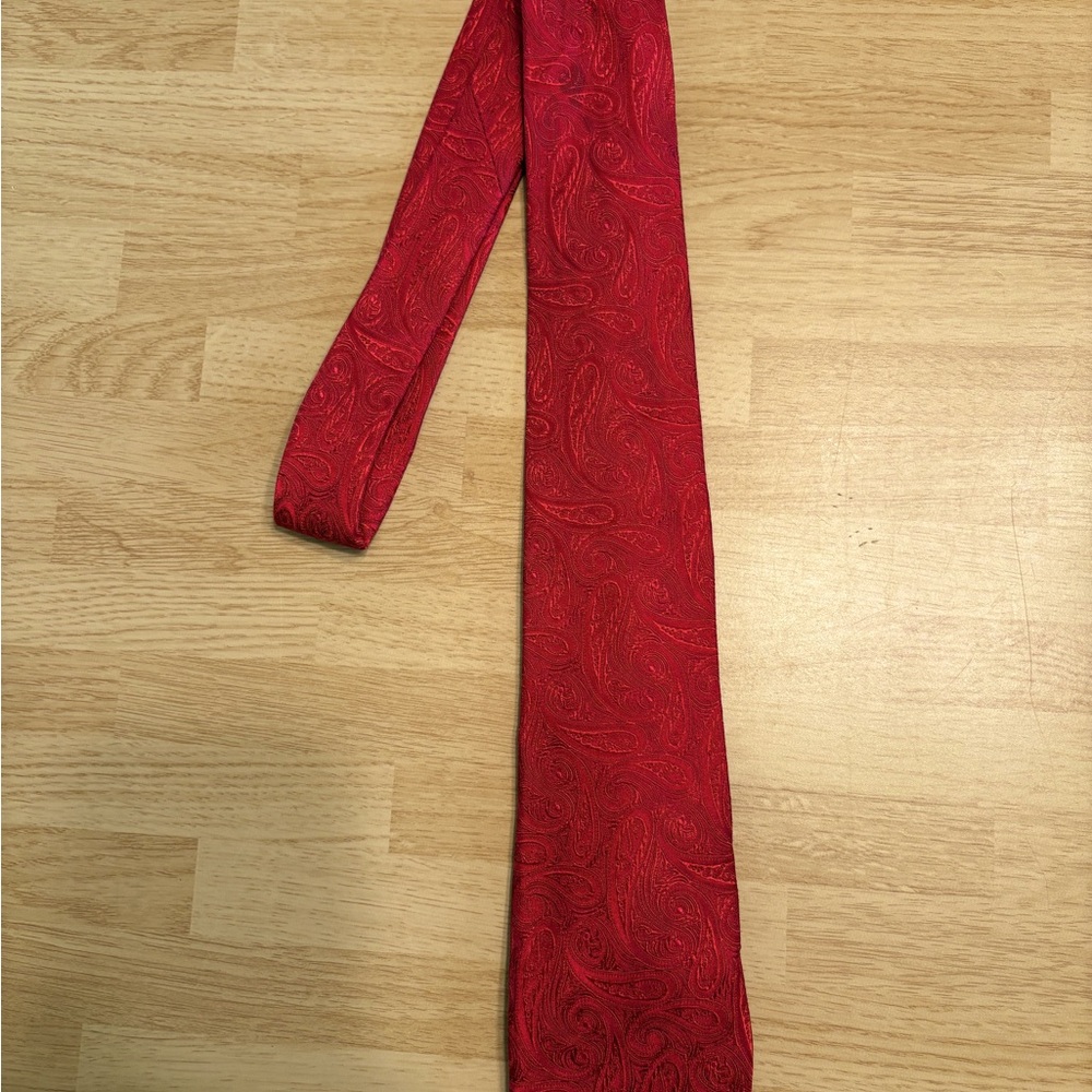 Chaps Vibrant Red Paisley Tie